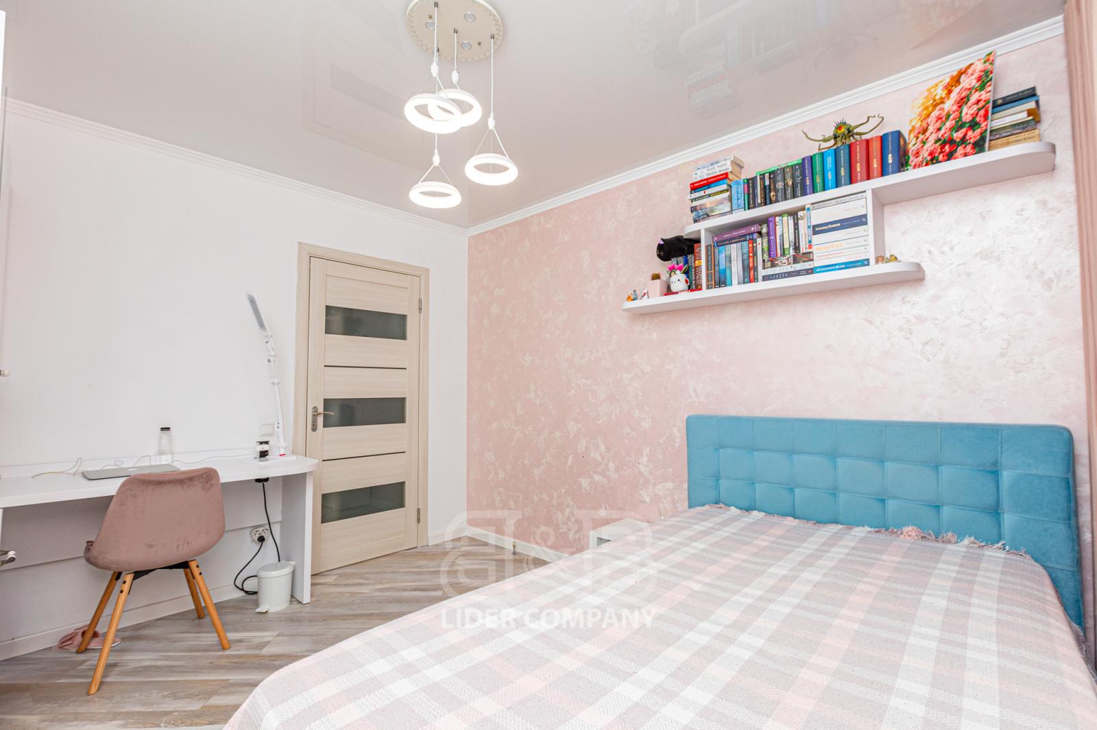 De vânzare apartament cu 3 camere - Botanica