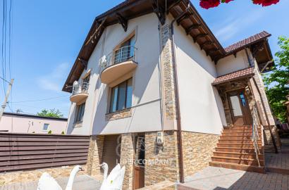 Spre vânzare duplex spațios cu 3 nivele în Stăuceni